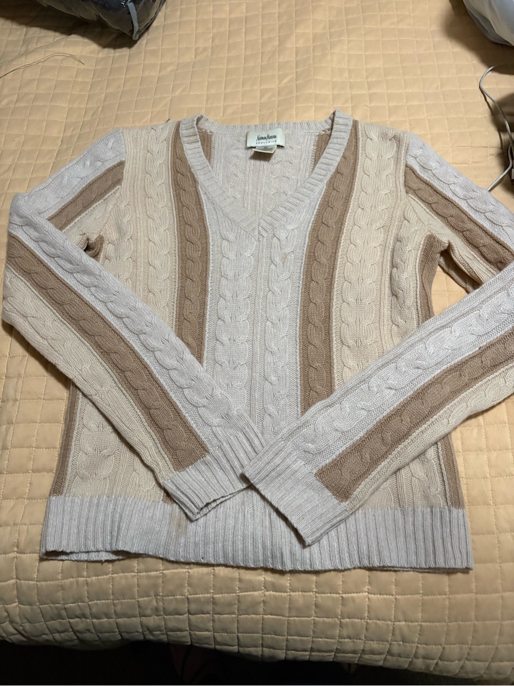 Neiman Marcus Cable Knit V-Neck Sweater 100% cashmere in Cream and Tan